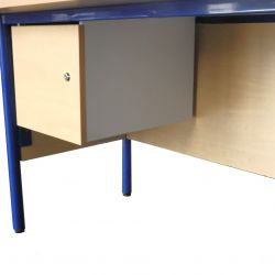 Bureau en bois avec pieds en métal bleu et rangements